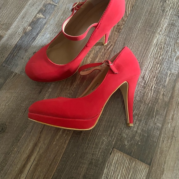 Red Pump’s - Picture 3 of 4